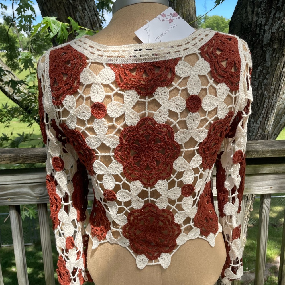 American Flirt Red/Brown and Cream Crocheted Top with Long Sleeves NWT M - Picture 4 of 9
